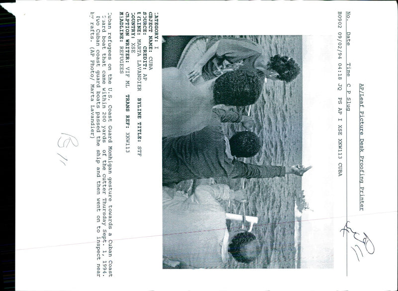 1994 CUBAN REFUGEES THE COAST GUARD MONHIGAN GEST TITLE SHIP WRITER COUNTRY - Vintage Photograph