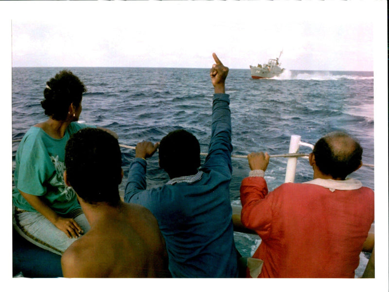 1994 CUBAN REFUGEES THE COAST GUARD MONHIGAN GEST TITLE SHIP WRITER COUNTRY - Vintage Photograph