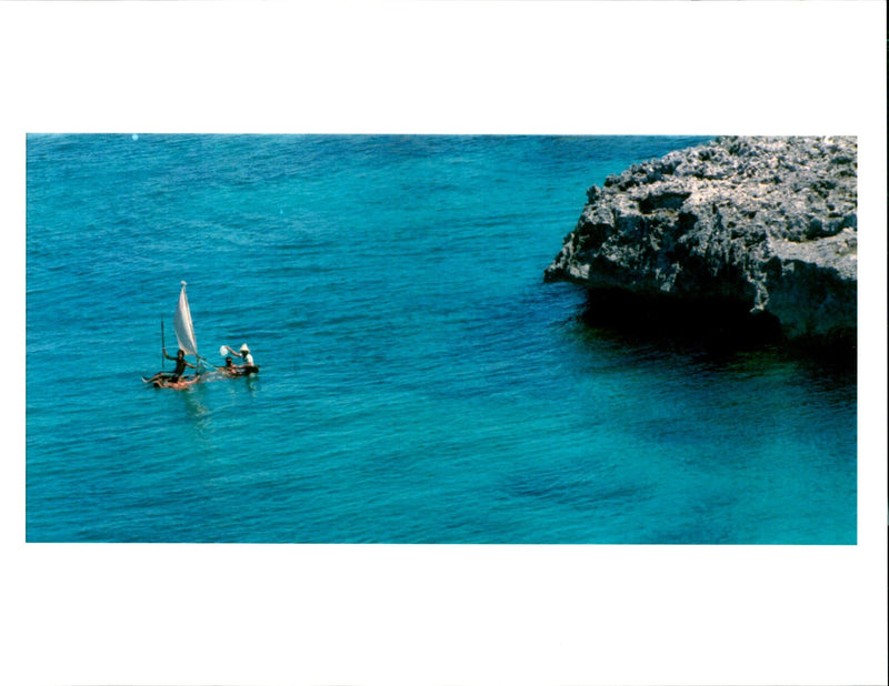 1994 THE NUMBER REFUGEES PICKED JEFFREY TITLE WRITER COUNTRY - Vintage Photograph