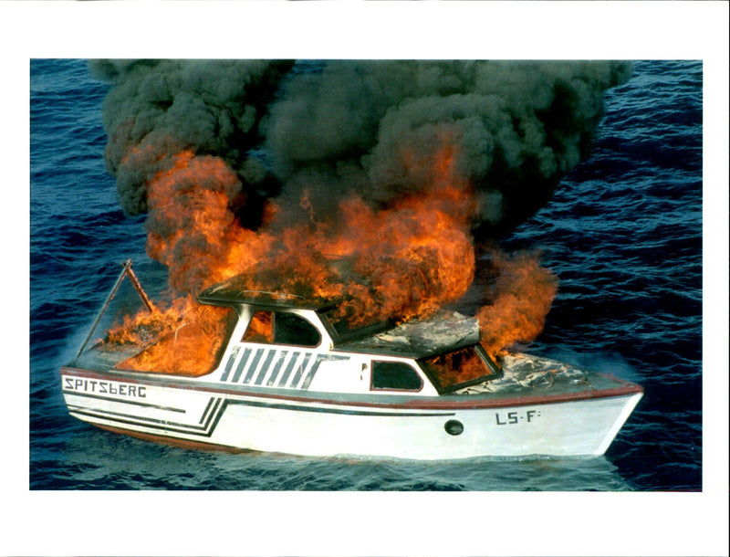 1994 COAST GUARD CREWMEN WILL BURN ATT DAVE MARTIN TITLE WRITER COUNTRY - Vintage Photograph