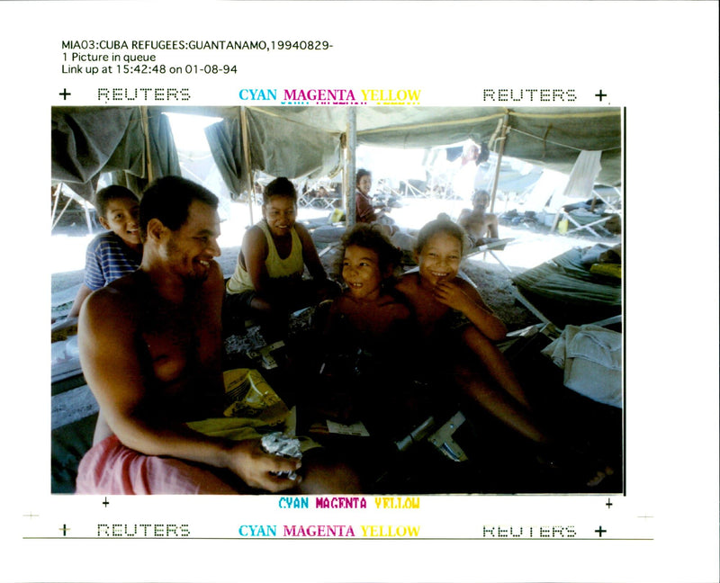 1994 MIAO CUBA REFUGEES GUANTANAMO PICT RICK WILKING MAO USA WRITER PRESIDENT - Vintage Photograph