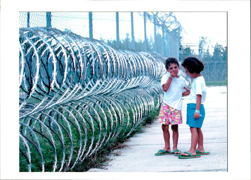 1994 CUBAN REFUGEE CHILDREN ARE AMONG THE MANY WRITER SEA TOGETHER USA TITLE - Vintage Photograph