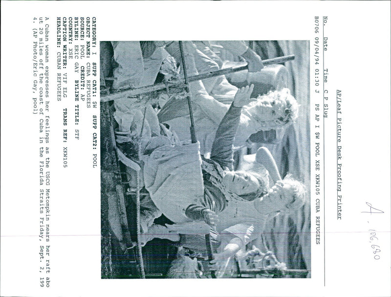 1994 CUBAN WOMAN EXPRESSES HER FEELINGS THE USCG ERIC TITLE WRITER COUNTRY - Vintage Photograph