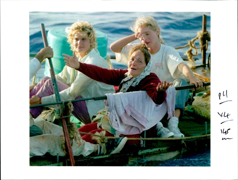 1994 CUBAN WOMAN EXPRESSES HER FEELINGS THE USCG ERIC TITLE WRITER COUNTRY - Vintage Photograph