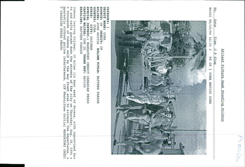 1994 THOUSANDS CUBANS WALK THE BAY JOSE GOITIA TITLE WRITER POLICE PRESS - Vintage Photograph