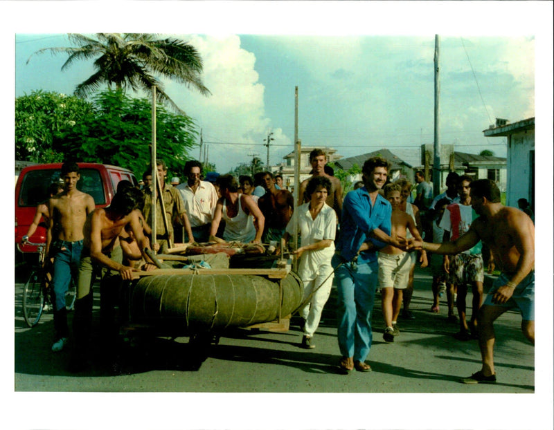 1994 THOUSANDS CUBANS WALK THE BAY JOSE GOITIA TITLE WRITER POLICE PRESS - Vintage Photograph