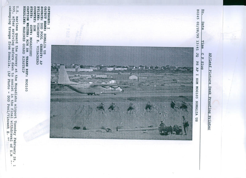 1995 MARINES GUARD THE RUNWAY MOGADI VINCENT WRITER COUNTRY - Vintage Photograph