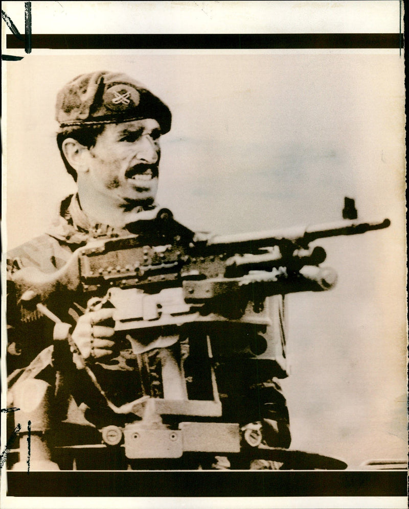 1987 REUTER PASO REBEL ARGENTINE ARMY OFFICER MANNING MACHINE GUN PUBLISHED - Vintage Photograph