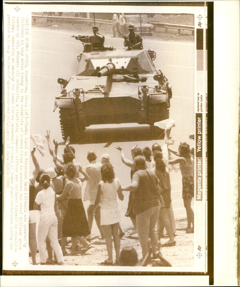 1988 TANKS LOYAL PRESIDENT RAUL ALFONAIN MOVE MOHAMED MILITARY OFFICER - Vintage Photograph