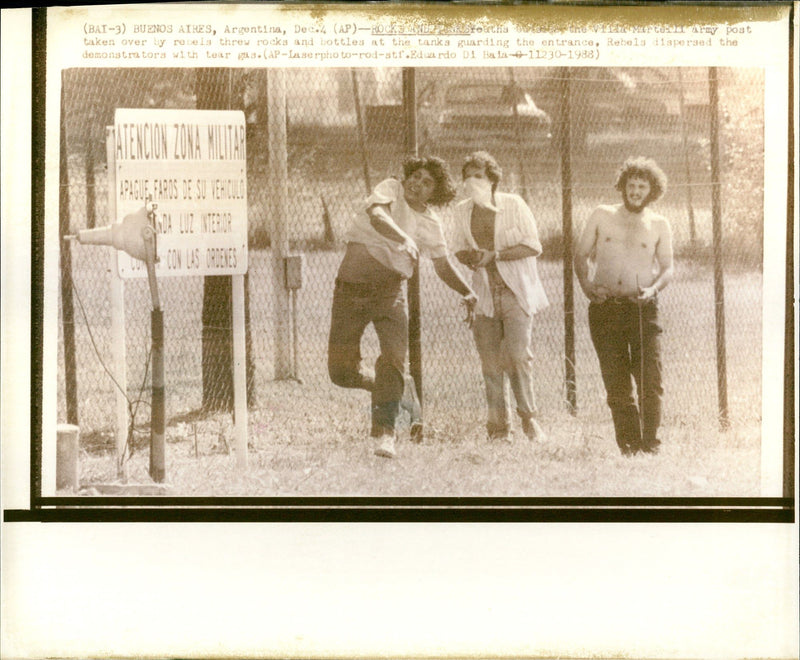 1988 ARMY BOAT TAKEN OVER REELS THREW ROCK AND BOTTLES THE TANKS FAROS - Vintage Photograph