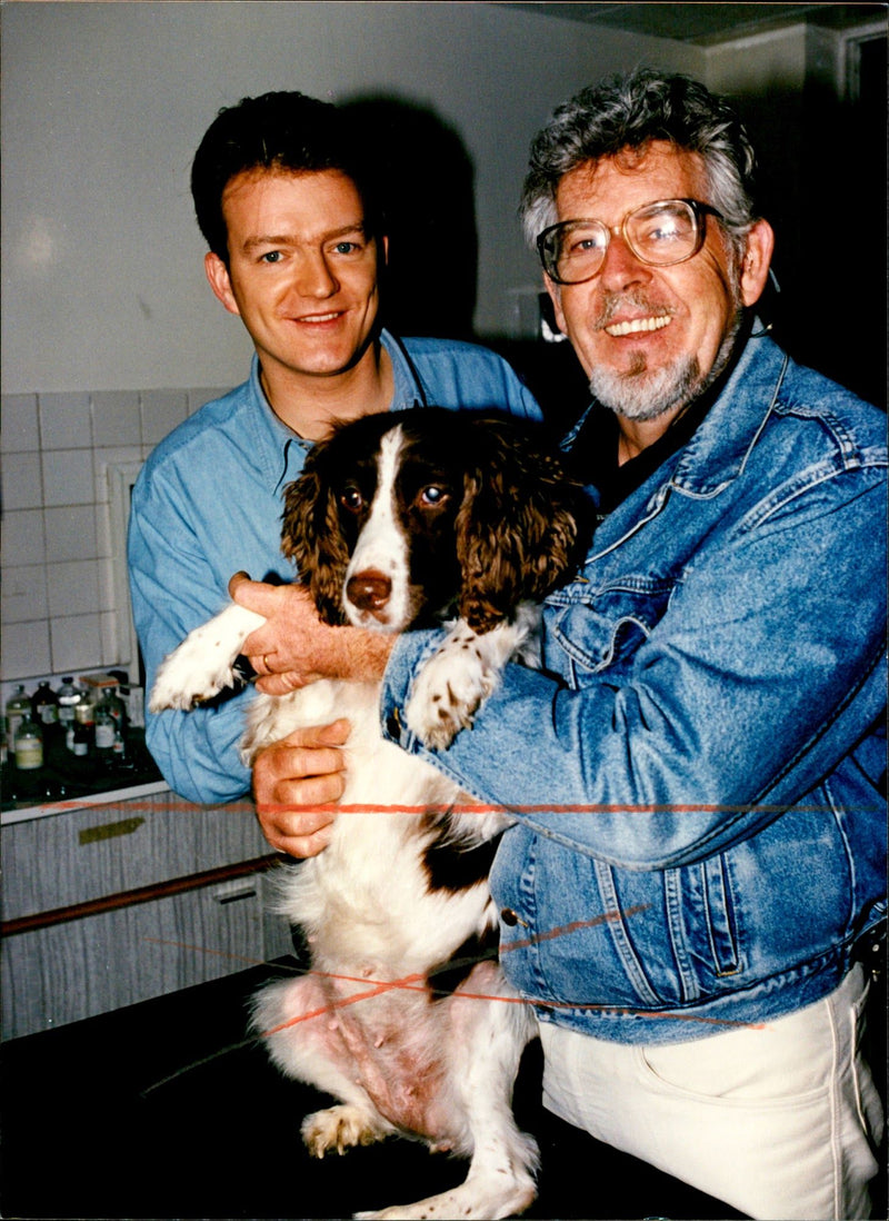 1996 ROLF HARRIS ANIMAL HOSPITAL STEVE KNIGHT HAWIS PUBLISHED TELEVISION - Vintage Photograph