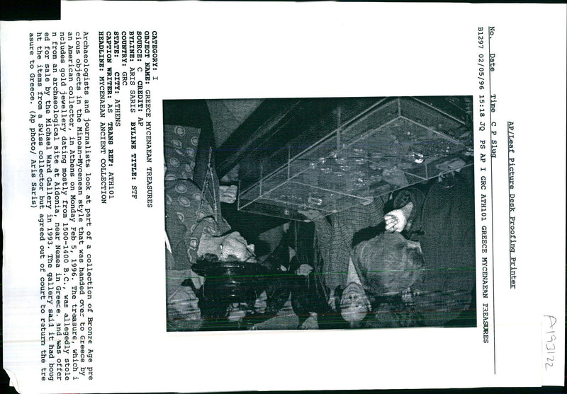 1996 THE TREASURE INCLUDES GOLD JEWELL MICHAEL WARD WRITER TITLE AMERICAN STYLE - Vintage Photograph