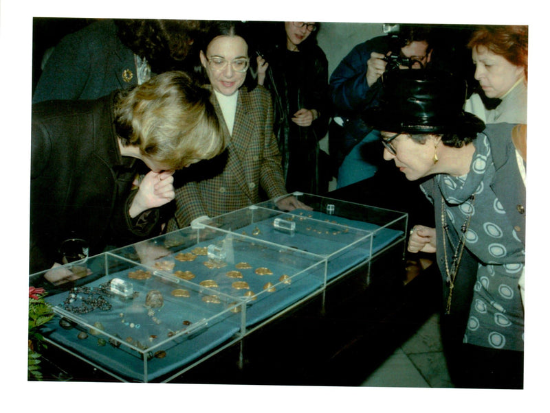 1996 THE TREASURE INCLUDES GOLD JEWELL MICHAEL WARD WRITER TITLE AMERICAN STYLE - Vintage Photograph