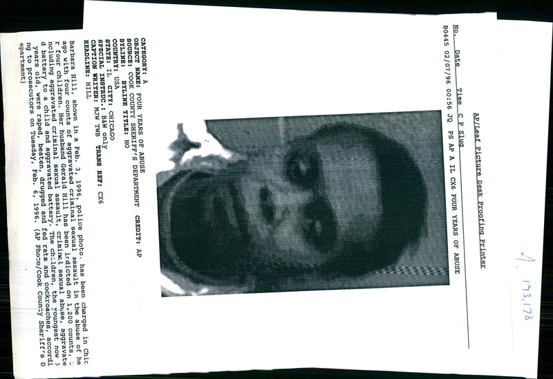 1996 BARBARA HILL CHARGED CHIC AGO WITH FOUR POLICE WRITER COUNTRY USA TITLE - Vintage Photograph