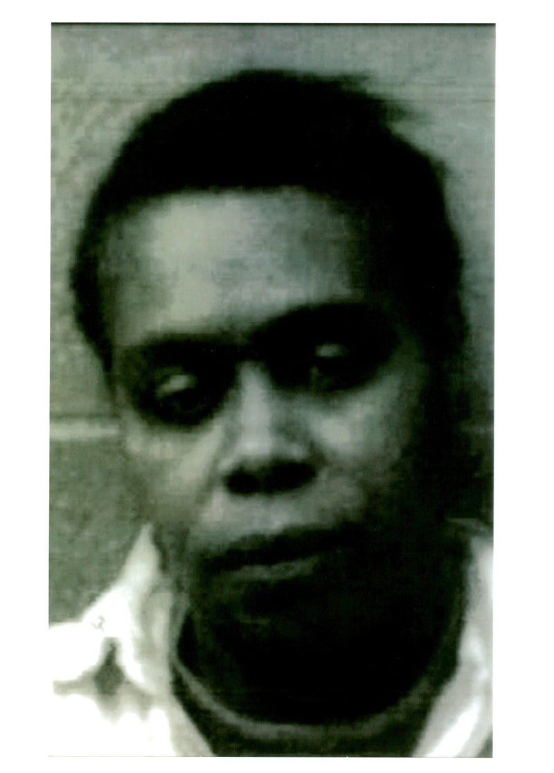 1996 BARBARA HILL CHARGED CHIC AGO WITH FOUR POLICE WRITER COUNTRY USA TITLE - Vintage Photograph