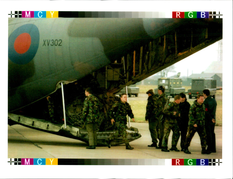 TROOPS FROM THE BATTALION ROYAL IRISH REGIM PAUL MCFEGAN WRITER BRITISH - Vintage Photograph