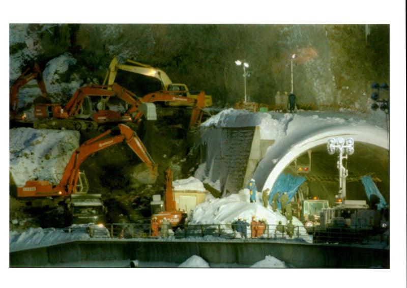 1996 ABOUT PEOPLE TRAPPED INSIDE OLLOWING LAST KYODO TITLE CAR WRITER COUNTRY - Vintage Photograph