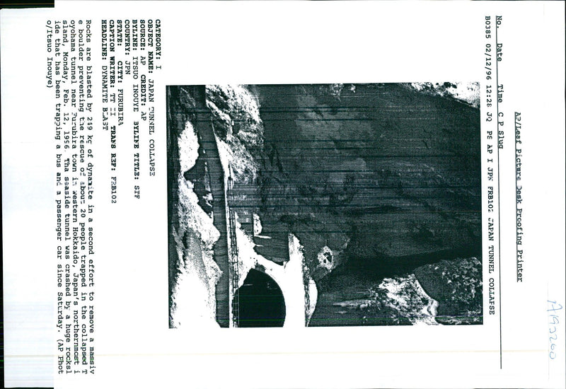 1996 PEOPLE TRAPPED THE COLLAPS ITSUO INOUYE CAR WRITER SECOND COUNTRY TITLE - Vintage Photograph