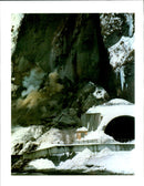 1996 PEOPLE TRAPPED THE COLLAPS ITSUO INOUYE CAR WRITER SECOND COUNTRY TITLE - Vintage Photograph