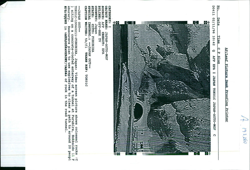 1996 VIDEO SCREEN PICTURE SHOWS COLOSSAL ROCKSIC SITING CONCR WRITER COUNTRY - Vintage Photograph