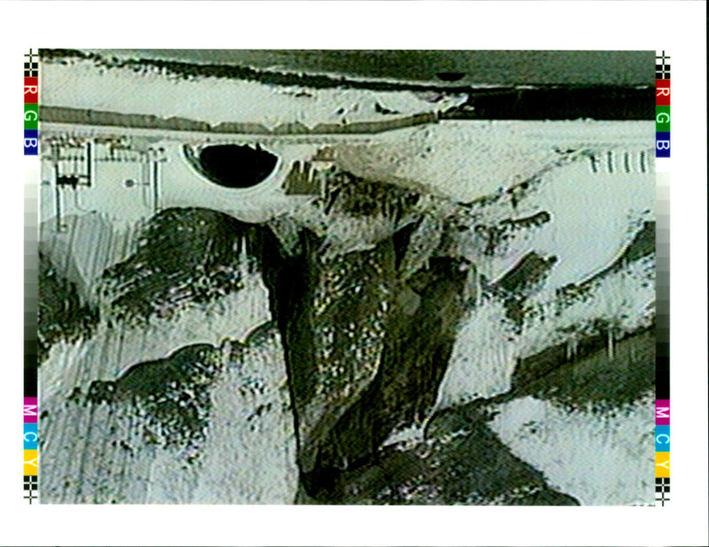 1996 VIDEO SCREEN PICTURE SHOWS COLOSSAL ROCKSIC SITING CONCR WRITER COUNTRY - Vintage Photograph