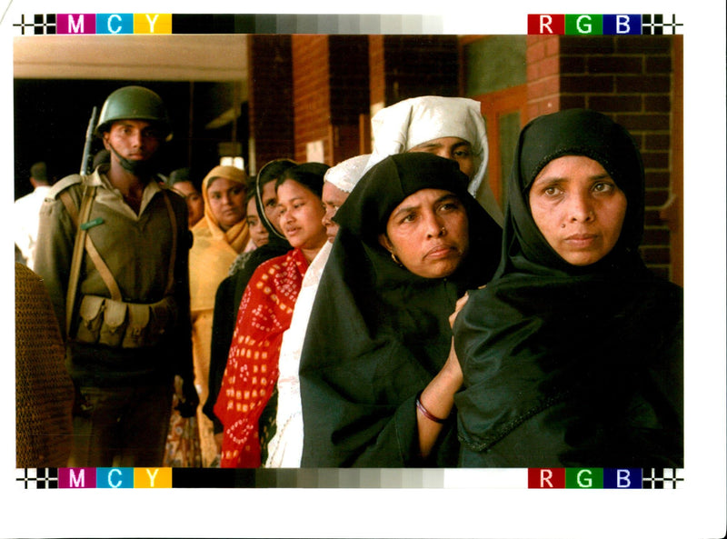 BANGLADESHS PARLIAMENTARY ELECTIONS GOT OFF SLOW POLICE WRITER COUNTRY - Vintage Photograph