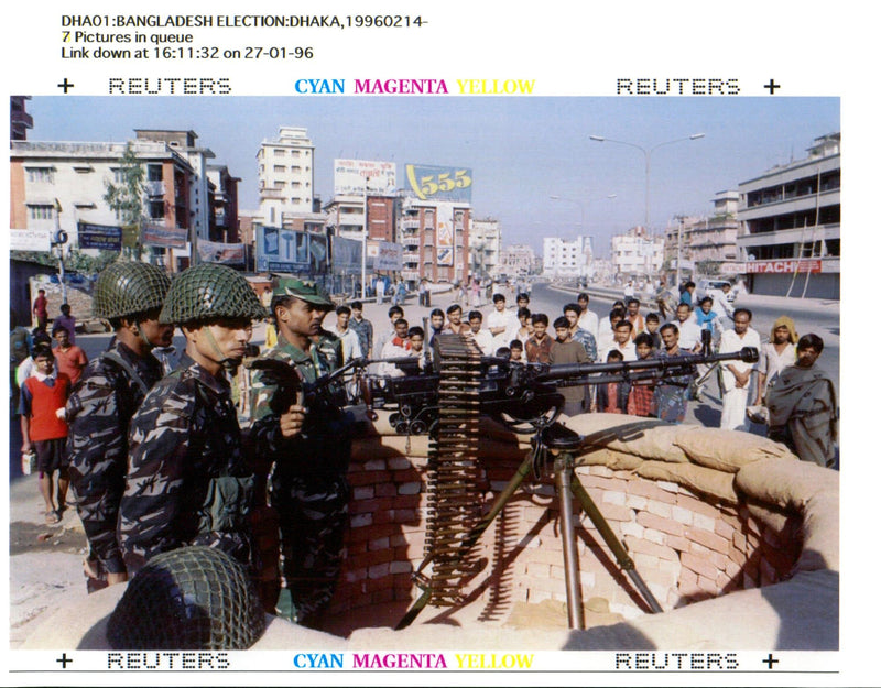 1996 LEAF PICTURE DESK PROOFING RAFIQUR RAHMAN ALI WRITER CAPITAL ARMY - Vintage Photograph