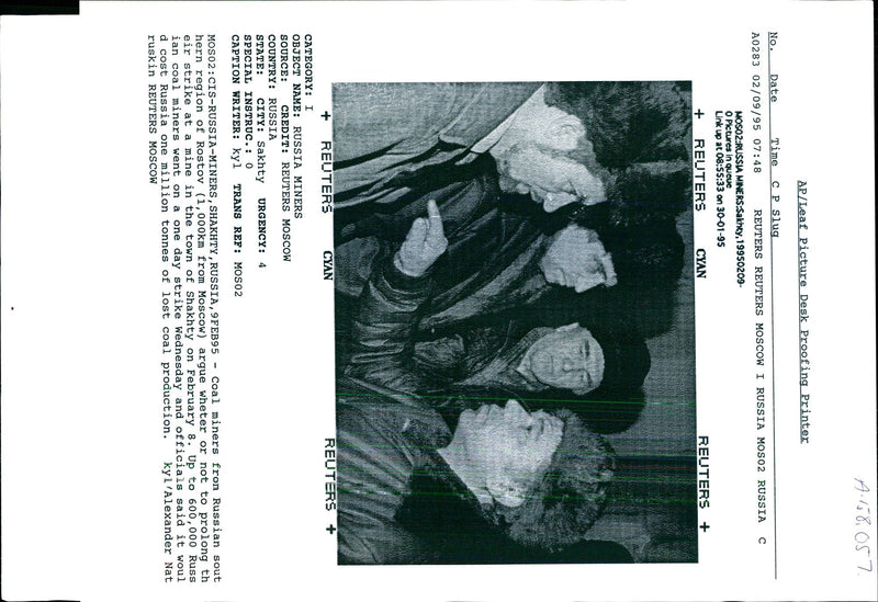 1995 RUSS IAN COAL MINERS WENT ONE DAY STRIKE RUSSIAN WRITER RUSSIA - Vintage Photograph