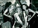 Miss World winner Hofi Karlsdottir, with the runner-up, Miss UK, Mandy Shires (left) - Vintage Photograph