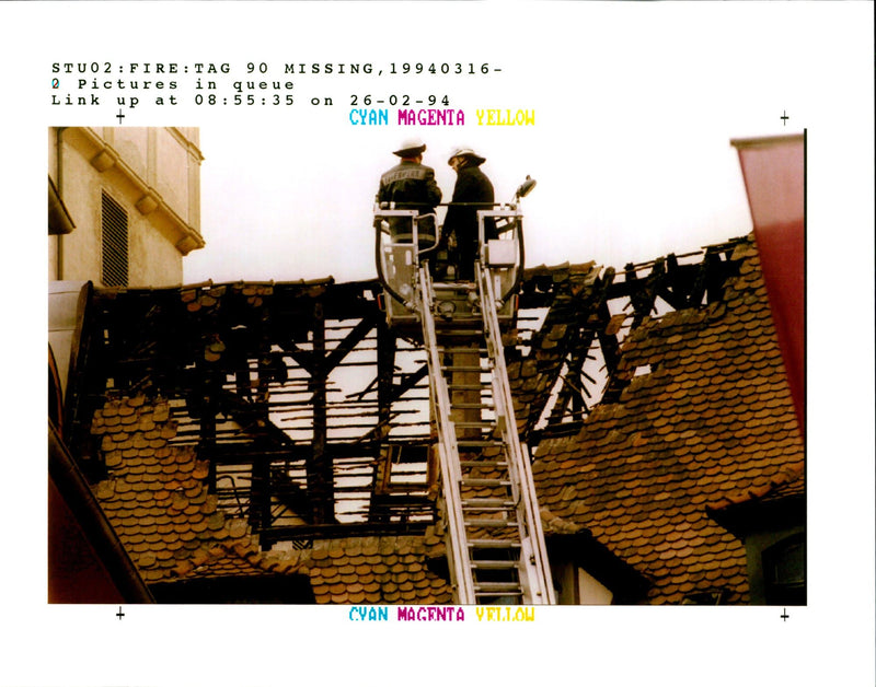 1994 SEVEN PEOPLE INCLUDING TWO CHILDREN WOLFGANG RATTAY POLICE WRITER COUNTRY - Vintage Photograph