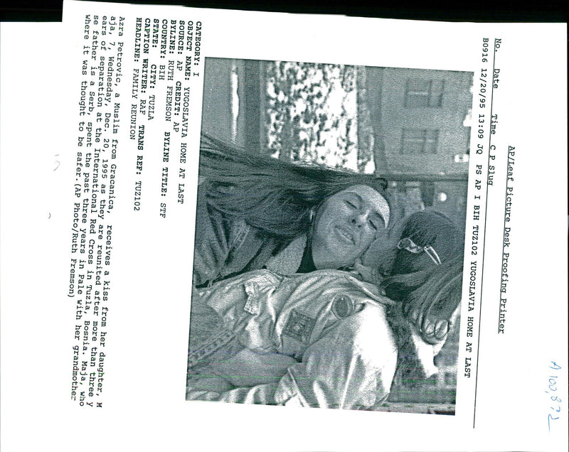 1995 AZRA PETROVIC AND HER DAUGHTER MAJA WERE TITLE WRITER INTERNATIONAL FAMILY - Vintage Photograph