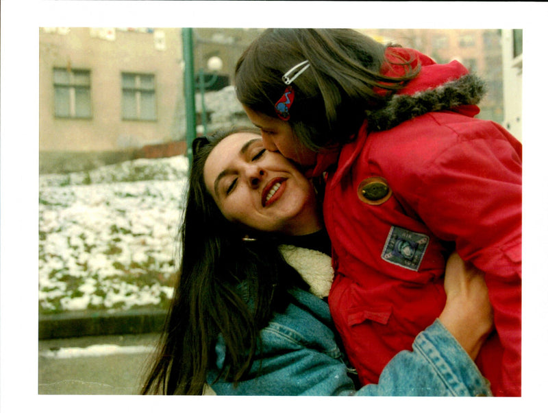 1995 AZRA PETROVIC AND HER DAUGHTER MAJA WERE TITLE WRITER INTERNATIONAL FAMILY - Vintage Photograph