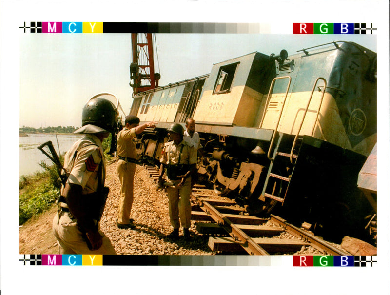 1995 UNIDENTIFIED PEOPLE UPROOTED TRACKS TONY PRIME POLICE WRITER COUNTRY - Vintage Photograph