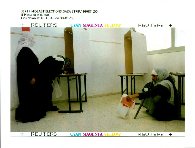 1996 JER MIDEAST ELECTIONS GAZA STRIP PIC JIM HOLLANDER WRITER COUNTRY NATIONAL - Vintage Photograph