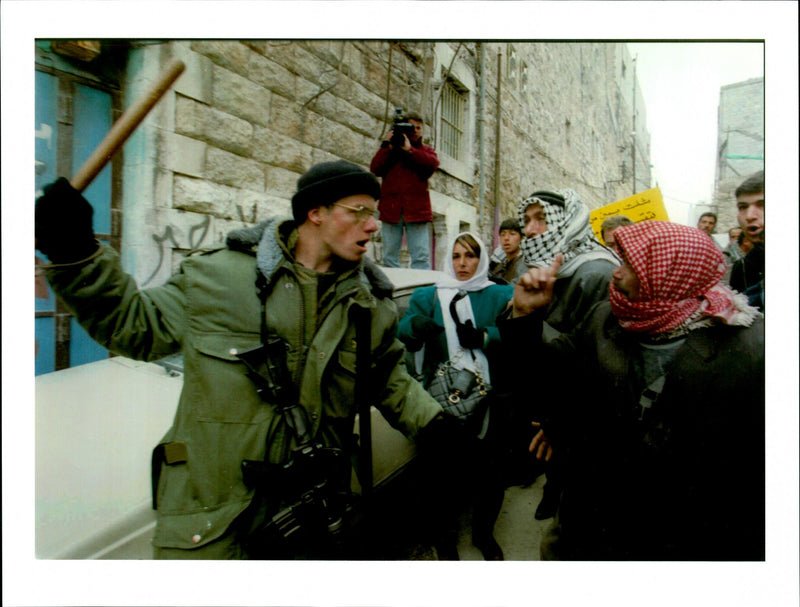 1996 LEAF PICTURE DESK PROOFING PRINT EYAL WARSHAVSKY TITLE WRITER COUNTRY - Vintage Photograph