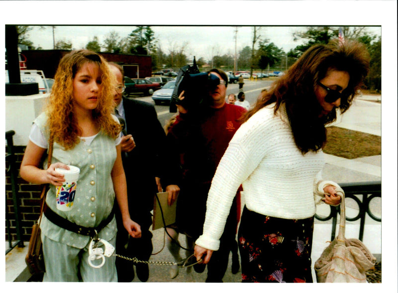 1996 TONYA KLINE WAS ALLOWED REMAIN HARTER WAYNE TITLE USA WRITER FAMILY - Vintage Photograph