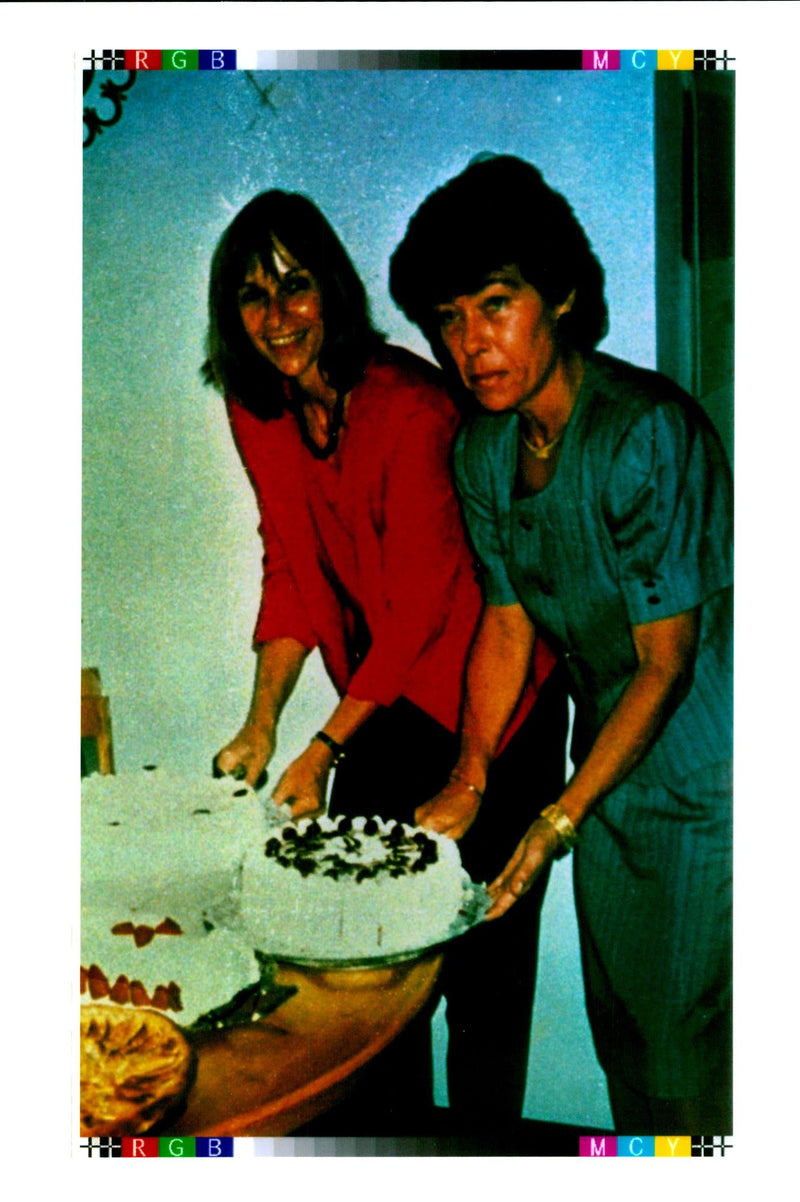 1996 REGULA SUSANA SIGFRID WAS ONE TWO EUROPEAN WOMEN KIDNA PPE WRITER COUNTRY - Vintage Photograph