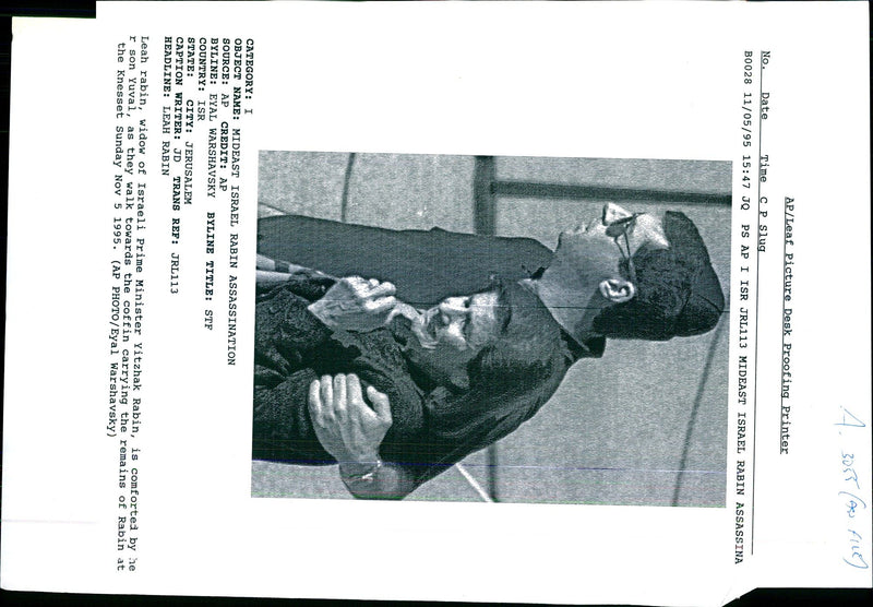 1995 FILE LEAF PICTURE DESK PROOFI TONY PRIME RABIN TITLE WRITER COUNTRY - Vintage Photograph