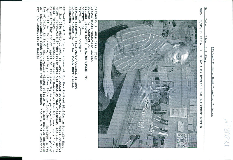 1995 LEAF PICTURE RICHARD OPEN ROBERTS STEVEN ENGLAND USA WRITER TITLE - Vintage Photograph