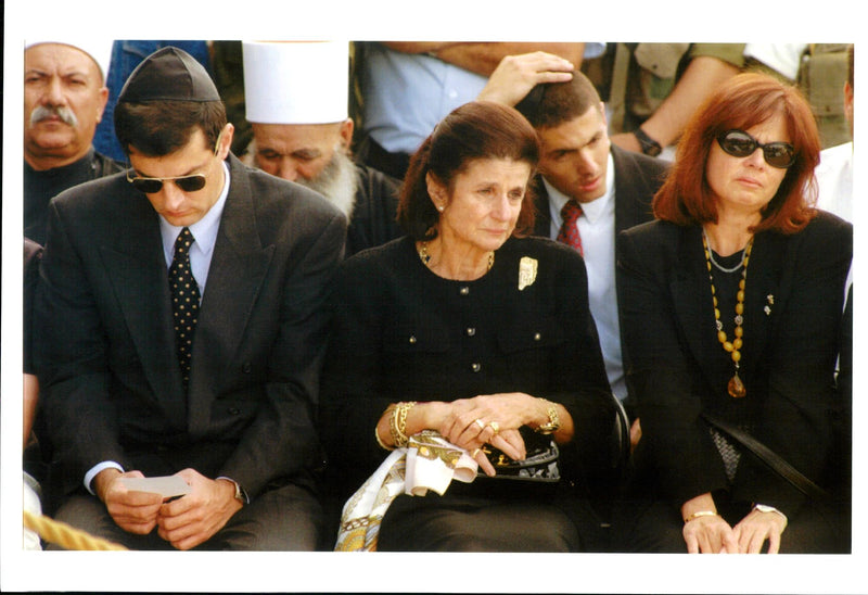 1995 ISRAELI MINISTER YITZ TONY PRIME WRITER WIFE DAUGHTER FAMILY JACQUELINE - Vintage Photograph