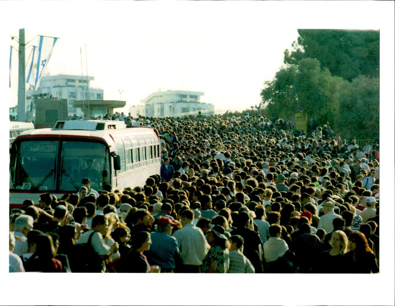 1995 THOUSANDS MOURNERS JAM THE ENT TONY PRIME JEROME TITLE WRITER COUNTRY - Vintage Photograph