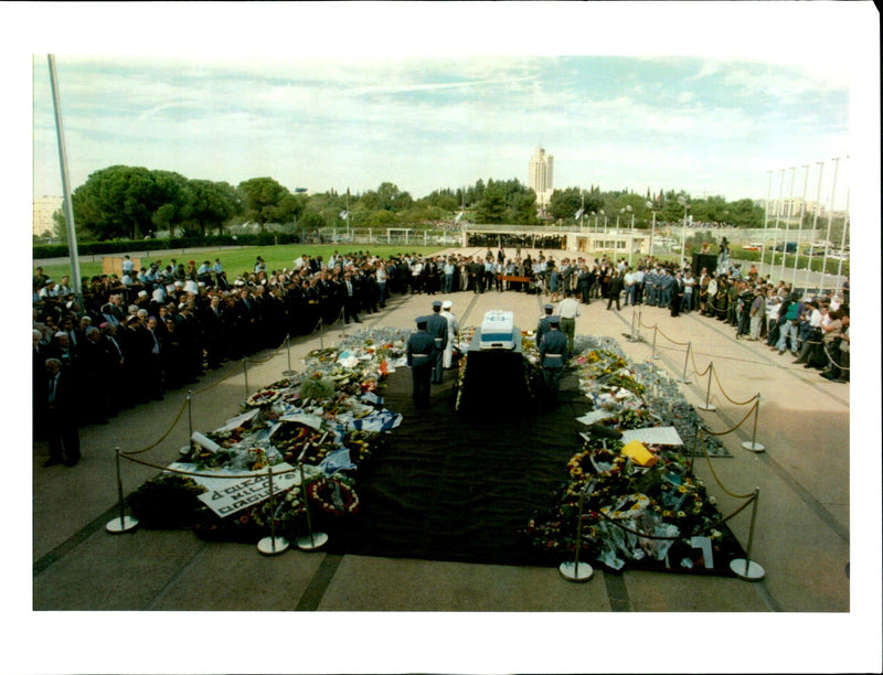1995 YITZHAK RABIN WAS ASSASSINATED EYAL WARSHAVSKY TITLE WRITER COUNTRY - Vintage Photograph
