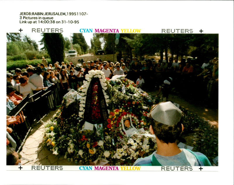 1995 JERON RABIN JERUSALEM PICTURES QUEUE TONY PRIME JEROS WRITER COUNTRY - Vintage Photograph
