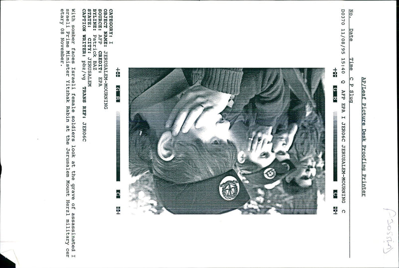 1995 WITH SOMBER FACES ISRAELI FEMALE SOLDIERS LOOK TONY PRIME MILITARY WRITER - Vintage Photograph