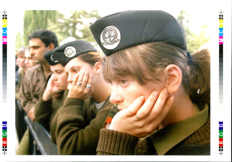 1995 WITH SOMBER FACES ISRAELI FEMALE SOLDIERS LOOK TONY PRIME MILITARY WRITER - Vintage Photograph