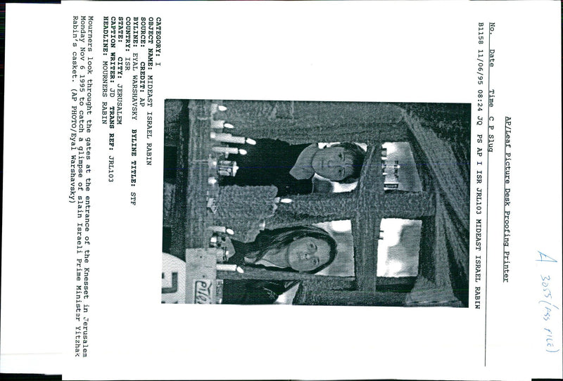 1995 MOURNERS LOOK THROUGHT THE GATES TONY PRIME RABIN TITLE WRITER COUNTRY - Vintage Photograph