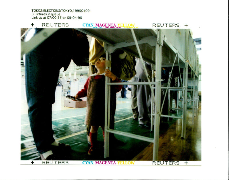 1995 PICTURES QUEUE FROM JAPANS NATIONAL ELECT ERIKO SUGITA WRITER COUNTRY - Vintage Photograph