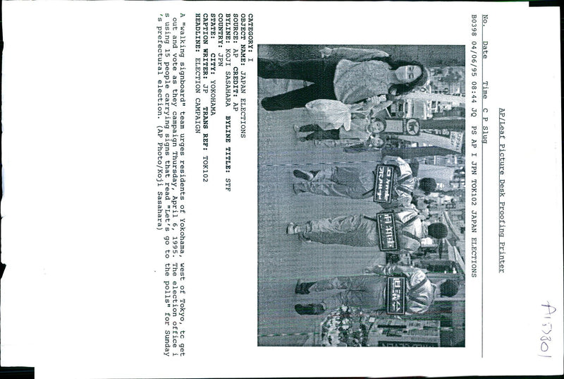 1995 THE ELECTION OFFICE USING PEOPLE CARRYING SIGNS THA TITLE WRITER COUNTRY - Vintage Photograph