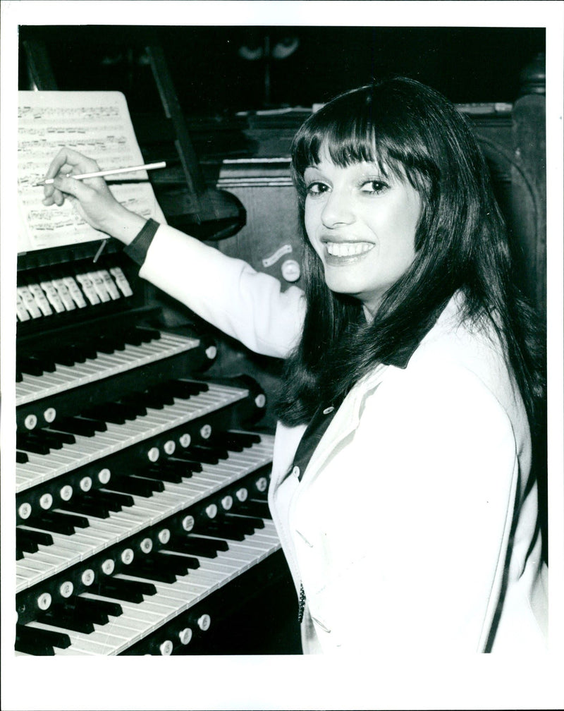 1976 JANE HAD HER FIR BILL SMITH PARKER ACTRESS INTERNATIONAL PRESS - Vintage Photograph