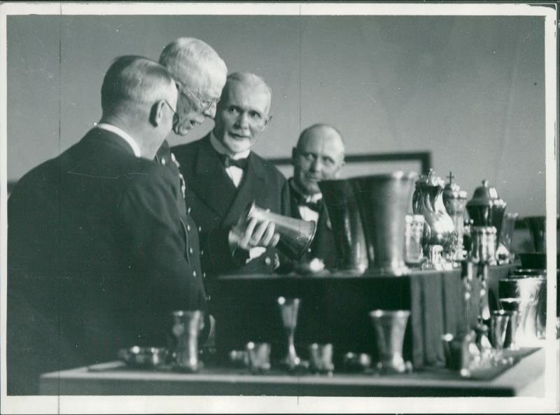Gustaf V looks at the Härnösands exebition - Vintage Photograph